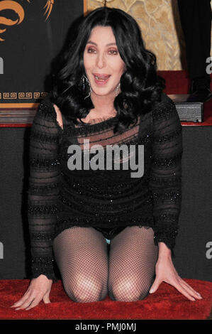 Cher à la main Cher empreinte et cérémonie au Grauman's Chinese Theatre à Hollywood, CA. L'événement a eu lieu le jeudi, 18 novembre 2010. Photo de RPAC Pacifique Photo Presse/PictureLux 30713 Numéro de référence de dossier 016PLX pour un usage éditorial uniquement - Tous droits réservés Banque D'Images