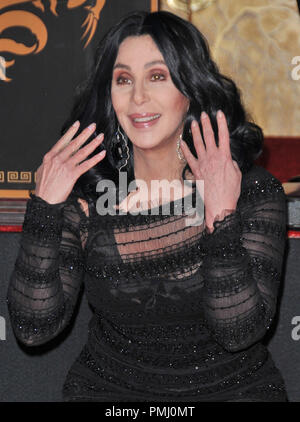 Cher à la main Cher empreinte et cérémonie au Grauman's Chinese Theatre à Hollywood, CA. L'événement a eu lieu le jeudi, 18 novembre 2010. Photo de RPAC Pacifique Photo Presse/PictureLux 30713 Numéro de référence de dossier 019PLX pour un usage éditorial uniquement - Tous droits réservés Banque D'Images