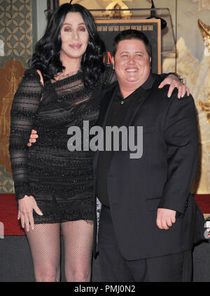 Cher & Fils Chaz Bono à la main Cher et cérémonie à l'empreinte le Grauman's Chinese Theatre à Hollywood, CA. L'événement a eu lieu le jeudi, 18 novembre 2010. Photo de RPAC Pacifique Photo Presse/PictureLux 30713 Numéro de référence de dossier 023PLX pour un usage éditorial uniquement - Tous droits réservés Banque D'Images