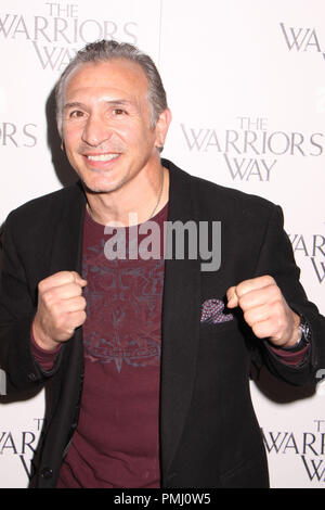 Ray Mancini 11/19/10, 'à la manière des guerriers' premiere @CGV Cinemas, Los Angeles Ph : Izumi Hasegawa/HNW / PictureLux 30717 Numéro de référence de dossier 038PLX pour un usage éditorial uniquement - Tous droits réservés Banque D'Images