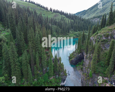 Lac Kaindy au Kazakhstan connu aussi sous le nom de lac Birch Tree ou dans l'eau de la forêt. 400 mètres de long est un lac qui atteint près de 30 mètres de profondeur dans un domaine Banque D'Images