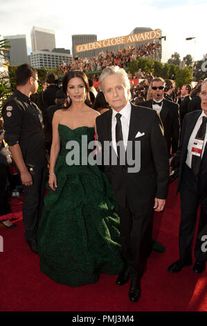 Nommé pour la MEILLEURE PERFORMANCE PAR UN ACTEUR DANS UN RÔLE DE SOUTIEN DANS UN FILM pour son rôle dans ÒWall Street : l'argent ne dort jamais,Ó l'acteur Michael Douglas et sa femme, Catherine Zeta-Jones, assister à la 68e assemblée annuelle Golden Globes Awards au Beverly Hilton de Los Angeles, CA le dimanche, 16 janvier 2011. Référence de fichier #  30825 656 pour un usage éditorial uniquement - Tous droits réservés Banque D'Images