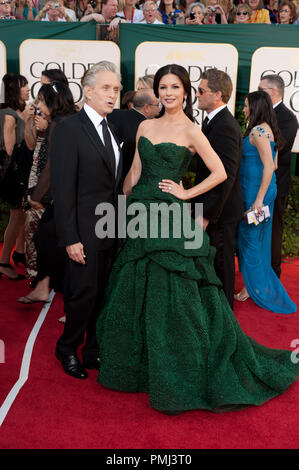 Nommé pour la MEILLEURE PERFORMANCE PAR UN ACTEUR DANS UN RÔLE DE SOUTIEN DANS UN FILM pour son rôle dans ÒWall Street : l'argent ne dort jamais,Ó l'acteur Michael Douglas et sa femme, Catherine Zeta-Jones, assister à la 68e assemblée annuelle Golden Globes Awards au Beverly Hilton de Los Angeles, CA le dimanche, 16 janvier 2011. Référence de fichier #  30825 703 pour un usage éditorial uniquement - Tous droits réservés Banque D'Images