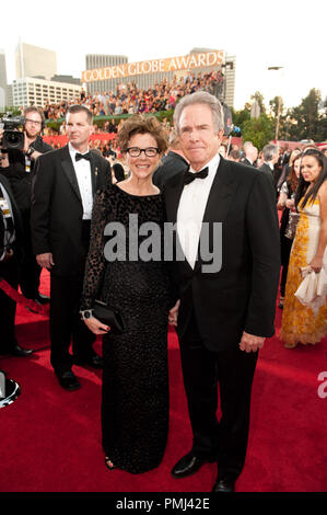 Nommé pour la MEILLEURE PERFORMANCE PAR UNE ACTRICE DANS UN FILM MUSICAL OU COMÉDIE Ð pour son rôle dans ÒThe Kids sont tout droit,Ó l'actrice Annette Bening assiste à la 68e Golden Globes Awards annuels avec mari Warren Beatty au Beverly Hilton de Los Angeles, CA le dimanche, 16 janvier 2011. Référence de fichier #  30825 779 pour un usage éditorial uniquement - Tous droits réservés Banque D'Images