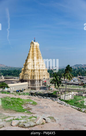 Les neuf niveaux de la passerelle de l'Est (gopuram) du temple de Virupaksha, Hampi, Karnataka, Inde vus de Hemakuta Hill. Banque D'Images