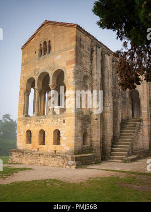 Ancienne église Santa Maria del Naranco sur un matin brumeux avec clear sky, célèbre rythme près de Oviedo, Espagne Banque D'Images