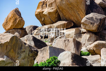 Un temple situé au milieu d'énormes rochers sur l'Hemakuta Hill, Hampi, Karnataka, Inde. Banque D'Images