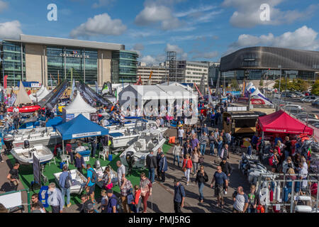 Des foules de gens au salon nautique international de Southampton avec Carnival Cruises siège et centre commercial West Quay en arrière-plan. Banque D'Images