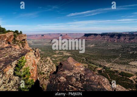 La vue dans la vallée de Château de la Porcupine Rim Trail, situé près de Moab, Utah, USA. Banque D'Images