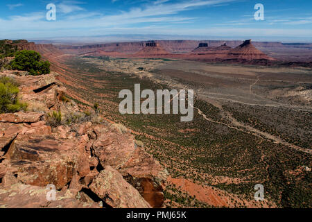 La vue dans la vallée de Château de la Porcupine Rim Trail, situé près de Moab, Utah, USA. Banque D'Images