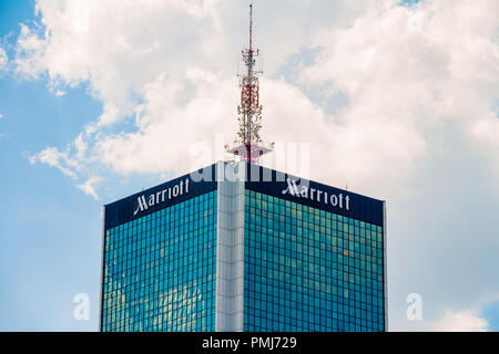 Varsovie, Pologne - 31 mai 2018 : haut immeuble de bureaux de l'hôtel Marriott company dans le centre-ville. Banque D'Images