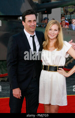 Jon Hamm et Jennifer Westfeldt lors de la première de la 20th Century Fox's 'l'équipe'. Arrivants tenue au Grauman's Chinese Theatre à Hollywood, CA, 3 juin 2010. Photo © Joseph Martinez/Picturelux - Tous droits réservés. Référence #  30274 Fichier 050JM pour un usage éditorial uniquement - Banque D'Images