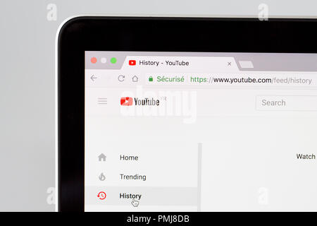 YAINVILLE, FRANCE - Le 18 septembre 2018. Page de l'histoire de youtube sur service de partage d'écran d'ordinateur portable de près. International Internet service. Banque D'Images