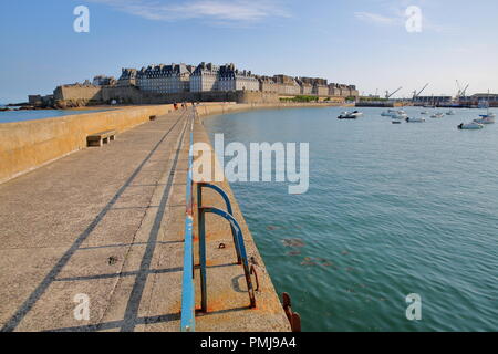 Vue générale de la ville au coucher du soleil de l'embarcadère (mole des noires), Saint Malo, Bretagne, France Banque D'Images