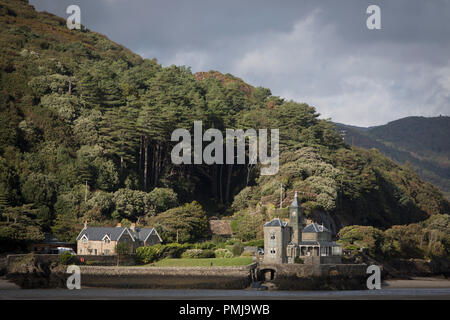 Vu depuis le pont de Barmouth est Coes-Faen Spa Lodge, une ancienne résidence victorienne sur l'estuaire de Mawddach, le 13 septembre 2018, à Barmouth, Gwynedd, Pays de Galles. Coes Faen Lodge date de 1865 et a été construit par les frères Lowe, propriétaires de scieries du West Midlands, à la fin des années 1800, lorsque le chemin de fer pour la première fois à la région et a commencé la transformation de Barmouth (Abermaw) d'une construction navale, la pêche et le commerce communauté rurale à une station balnéaire victorienne de destination. Banque D'Images