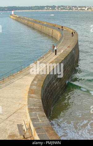 SAINT MALO, FRANCE - 31 août 2018 : Avis de la jetée (mole des Noires) depuis les remparts, avec le phare et la ville de Dinard Banque D'Images