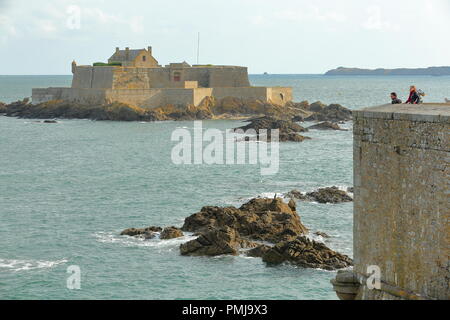 SAINT MALO, FRANCE - 31 août 2018 : Le Fort National vue depuis les remparts, situé autour de la ville fortifiée Banque D'Images