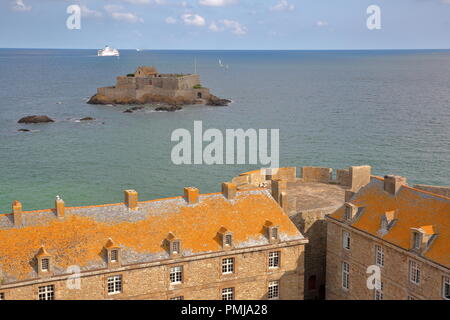 Vue sur le Fort National à partir du haut de la Duchesse Anne Château, avec une tour du château au premier plan, Saint Malo, Bretagne, France Banque D'Images