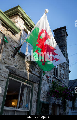 Le dragon gallois, le drapeau national du pays de Galles, qui est dans l'extérieur du soleil du soir la Croix saisit le pub, le 12 septembre 2018, dans la région de Dolgellau, Gwynedd, Pays de Galles Banque D'Images