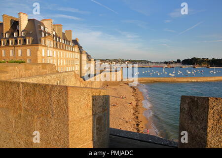 Vue sur les remparts de la ville fortifiée de Saint Malo au coucher du soleil, avec le port et Saint Servan en arrière-plan, Saint Malo, Bretagne, France Banque D'Images