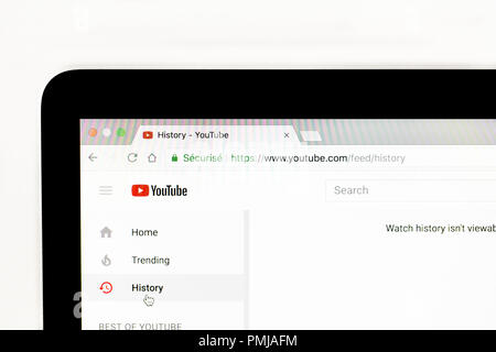 YAINVILLE, FRANCE - Le 18 septembre 2018. Page de l'histoire de youtube sur service de partage d'écran d'ordinateur portable de près. International Internet service. Banque D'Images
