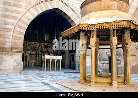 Vue de l'ablution fontaine dans la cour d'Al-Nasir Mouhammad complexe funéraire sur Al-Moez Street dans le centre du Caire, Egypte Banque D'Images