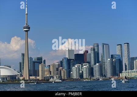 Le centre-ville de Toronto avec sa célèbre Tour CN, comme le bateau sur le lac Ontario. Banque D'Images