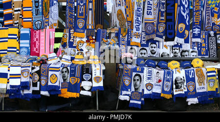 En vente à l'extérieur de marchandises avant l'Elland Road Sky Bet Championship match à Elland Road, Leeds. Banque D'Images