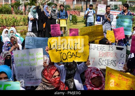 Les étudiants du cachemire tenir des pancartes lors d'une protestation contre la détention de leurs camarade Muhammad Iqbal à Srinagar, Cachemire sous administration indienne. Le mardi les étudiants ont organisé une manifestation à Srinagar pour exiger la libération de leur camarade Muhammad Iqbal qui était détenu par la police sur l'autoroute Srinagar-Jammu le 13 septembre. Iqbal, selon la police, a été arrêté le 12 septembre à partir d'un camion dans lequel trois militants du Jaish-e-Muhammad étaient en voyage avant d'être tué dans une fusillade un jour plus tard. Banque D'Images