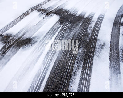 Les traces de pneus sur la route couverte de neige légère - France. Banque D'Images