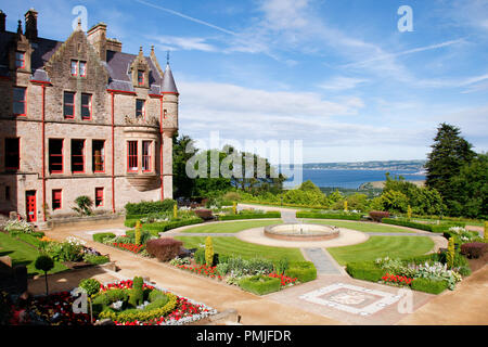 Vue extérieure de Belfast Castle, un bâtiment en grès de style baronnial situé dans les collines surplombant le lac de Belfast en Irlande du Nord Banque D'Images