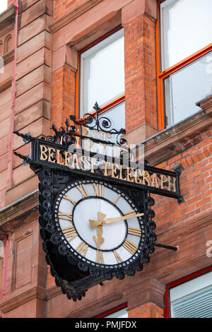 L'extérieur de la vieille horloge Belfast Telegraph Building sur Royal Avenue, Belfast, en Irlande du Nord Banque D'Images