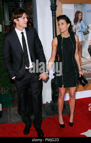 Ashton Kutcher et Demi Moore à la première de Paramount Pictures' 'No Strings Attached'. Tenue des arrivées au Regency Village Theatre de Westwood, CA, le mardi 11 janvier 2011. Photo par Joe Martinez / PictureLux Banque D'Images