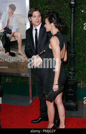 Ashton Kutcher et Demi Moore à la première de Paramount Pictures' 'No Strings Attached'. Tenue des arrivées au Regency Village Theatre de Westwood, CA, le mardi 11 janvier 2011. Photo par Joe Martinez / PictureLux Banque D'Images