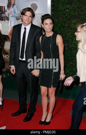 Ashton Kutcher et Demi Moore à la première de Paramount Pictures' 'No Strings Attached'. Tenue des arrivées au Regency Village Theatre de Westwood, CA, le mardi 11 janvier 2011. Photo par Joe Martinez / PictureLux Banque D'Images