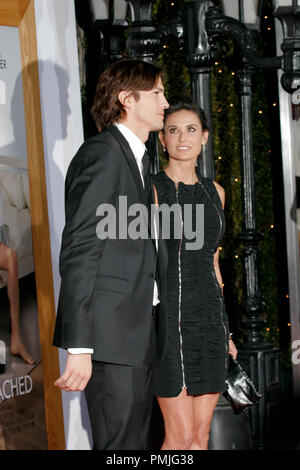 Ashton Kutcher et Demi Moore à la première de Paramount Pictures' 'No Strings Attached'. Tenue des arrivées au Regency Village Theatre de Westwood, CA, le mardi 11 janvier 2011. Photo par Joe Martinez / PictureLux Banque D'Images