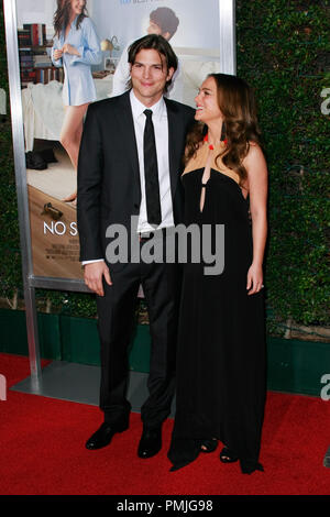 Ashton Kutcher et Natalie Portman sur l'ensemble d'un projet de film sans  titre par Ivan Reitman à Toast bakery Beverly Hills, USA Photo Stock - Alamy, image size:300x470