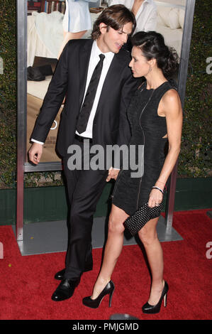 (L-r) Ashton Kutcher et Demi Moore à la première de Los Angeles SANS AUCUNE CONDITION qui a eu lieu au Regency Village Theatre de Los Angeles, CA, le mardi 11 janvier 2011. Photo par Pedro Ulayan Pacifique Photo Presse / PictureLux Banque D'Images