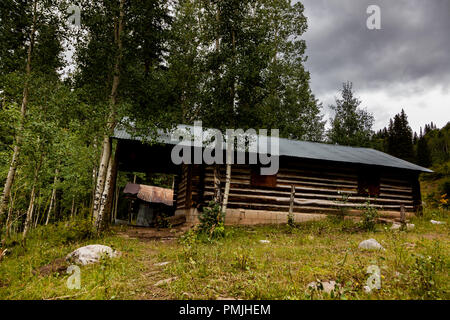 Une cabane dans la Forêt Nationale de San Juan sert de refuge pour les randonnées en forêt ou dans le besoin d'hébergement d'urgence. Banque D'Images