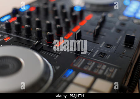 Contrôleur audio noir. Console de mixage DJ Banque D'Images