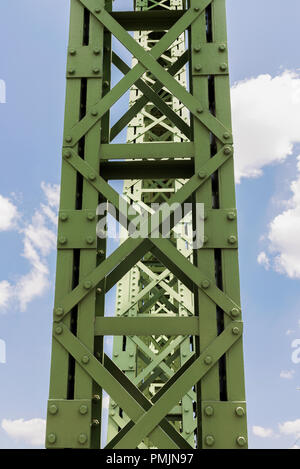 Détail de pont de la Liberté (Szabadság híd) est sur le Danube reliant Buda et Pest. Exceptionnellement ouvert aux piétons et l'arrêt au trafi Banque D'Images