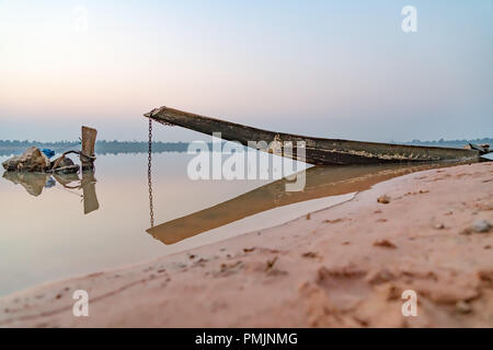 Bateau de pêche gratuit sur le coucher du soleil sur les nuages soir riverside, Roi et, en Thaïlande Banque D'Images