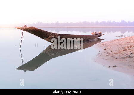 Bateau de pêche gratuit sur le coucher du soleil sur les nuages soir riverside, Roi et, en Thaïlande Banque D'Images