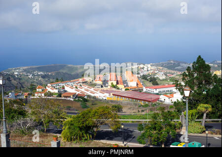 Vue imprenable de mirador Plaza de San Roque sur partie inférieure Firgas ville et montagne de Arucas, Gran Canaria, Espagne, Banque D'Images