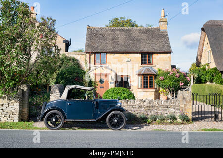 1934 Austin 7 159 à l'extérieur d'un chalet. Broadway, Cotswolds, Worcestershire, Angleterre. Banque D'Images