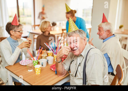 Les personnes âgées Célébrer anniversaire ensemble dans une maison de retraite et s'amuser ensemble Banque D'Images