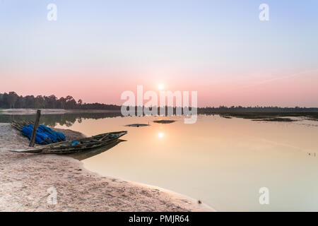 Bateau de pêche gratuit sur le coucher du soleil sur les nuages soir riverside, Roi et, en Thaïlande Banque D'Images