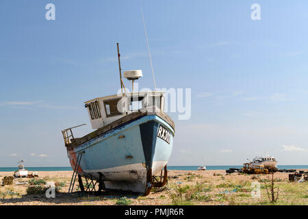 Un bateau de pêche abandonnés sur la péninsule de dormeur dans le Kent, Angleterre. 31 août 2018 Banque D'Images