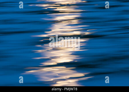 'Abstrait' peinture de lune sur l'eau. Banque D'Images