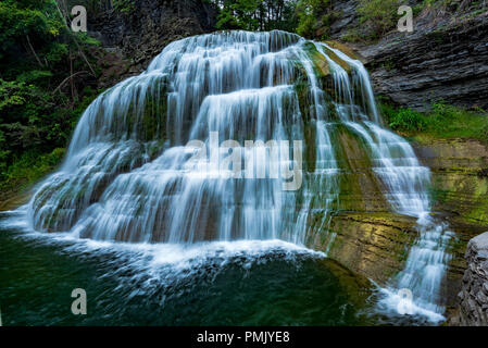 Robert H. Treman State Park : baisse de Fals Banque D'Images